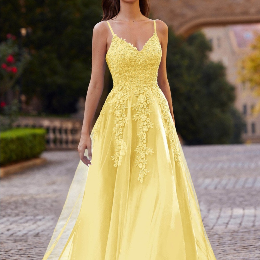 NWT: Prom Dress in Trendy Pale Yellow! Size 4